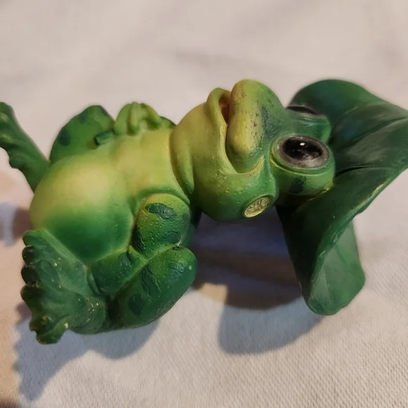 Frog Figurine with Lily Pad Vintage Garden Decor - Picture 4 of 8